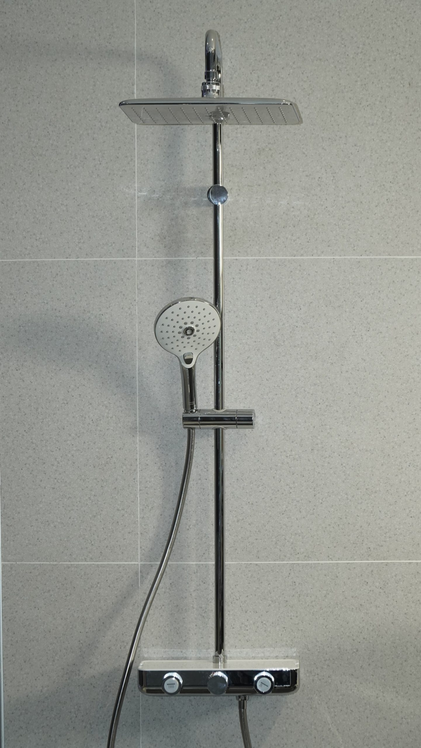 Jaką baterię do kabiny prysznicowej wybrać — czy bateria prysznicowa z termostatem to dobry pomysł?